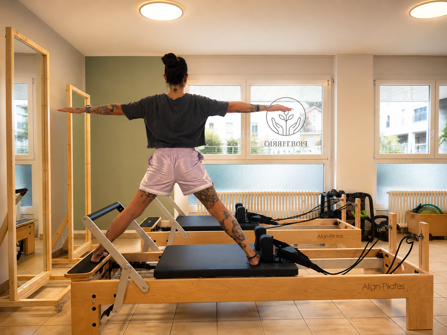 Istruttrice durante una lezione di Pilates Reformer allo studio Equilibrio di Biasca